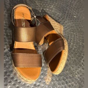 NEW Andre Assous Bronze and Tan Wedge Sandals Sz 36 Sz 5.5-6